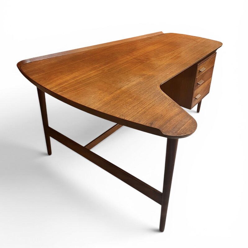 F 945 FL boomerang desk by Arne Vodder