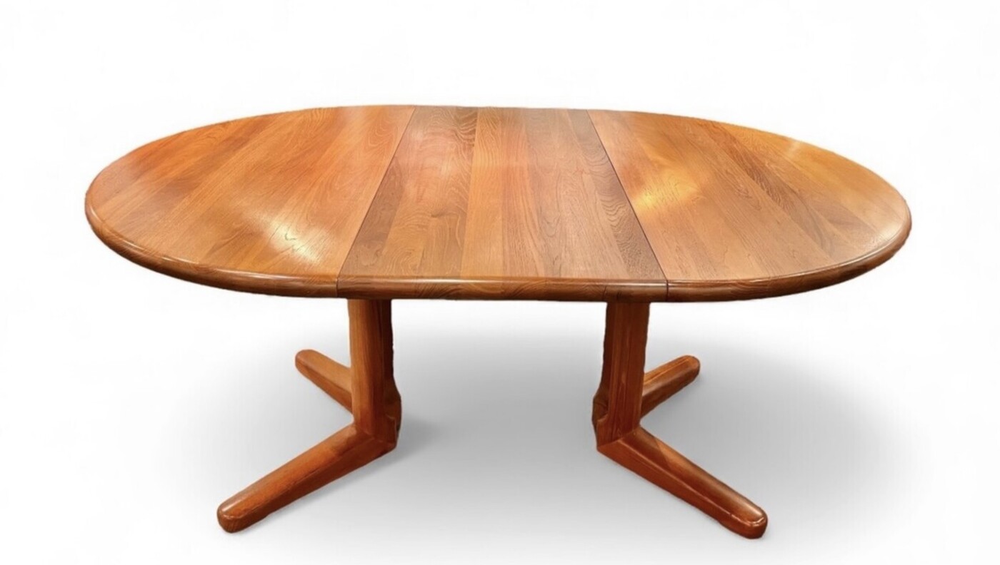 F 977 AS Scandinavian round/ oval extendable massive teak dining table, 1970