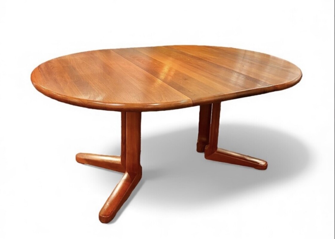 F 977 AS Scandinavian round/ oval extendable massive teak dining table, 1970