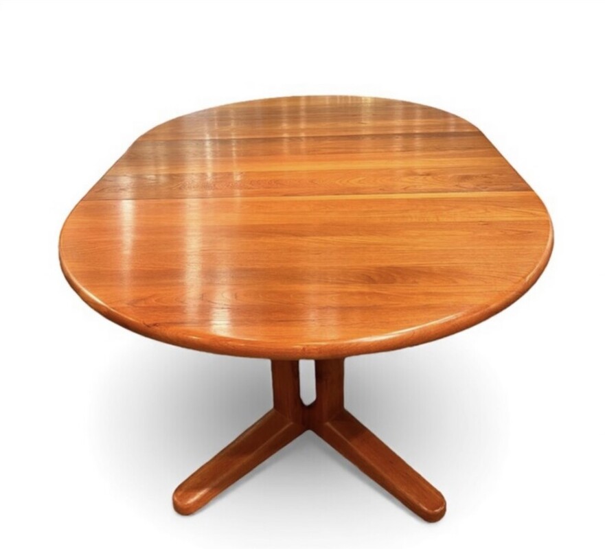 F 977 AS Scandinavian round/ oval extendable massive teak dining table, 1970