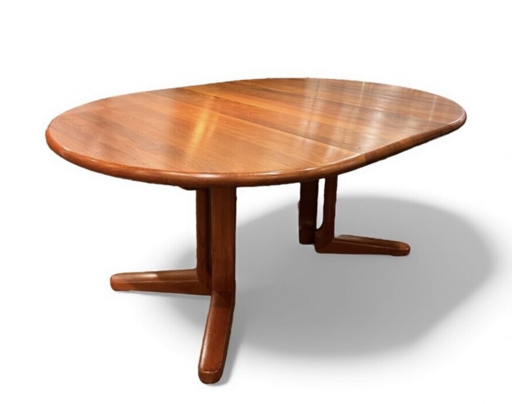 F 977 AS Scandinavian round/ oval extendable massive teak dining table, 1970