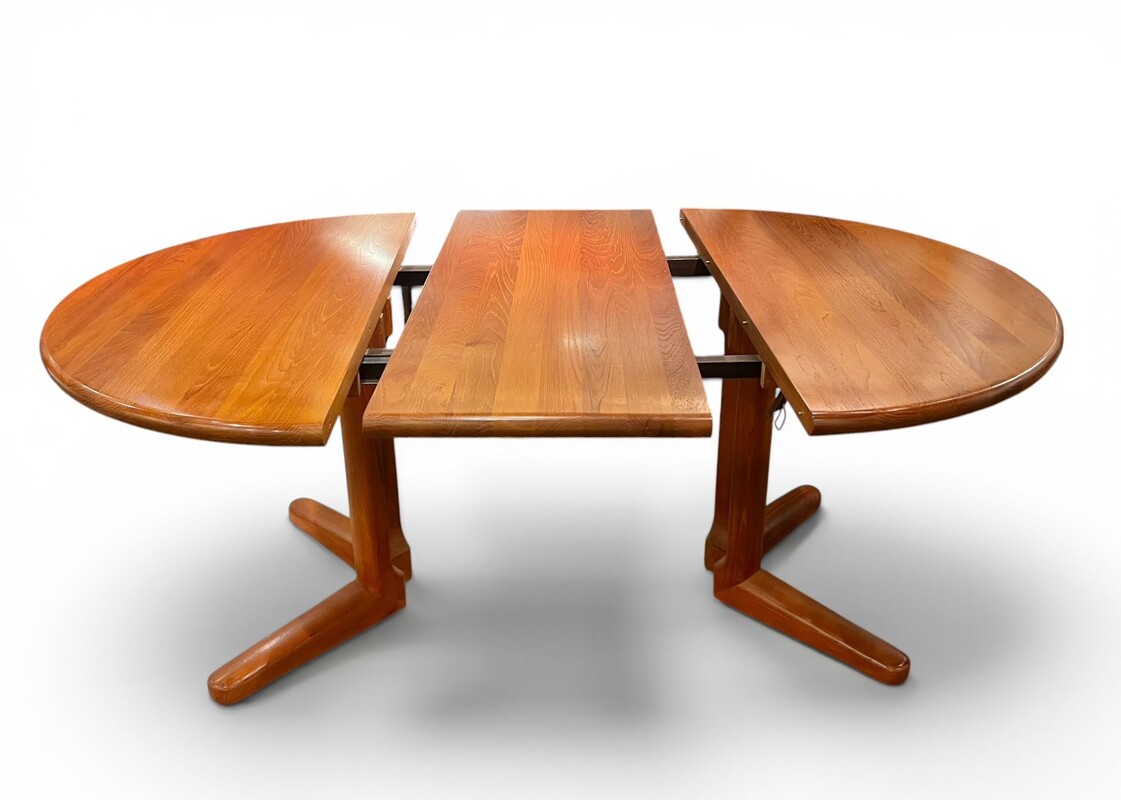 F 977 AS Scandinavian round/ oval extendable massive teak dining table, 1970
