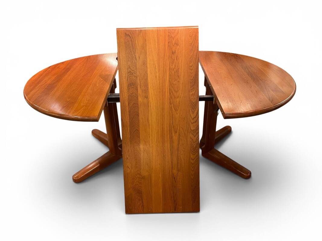 F 977 AS Scandinavian round/ oval extendable massive teak dining table, 1970