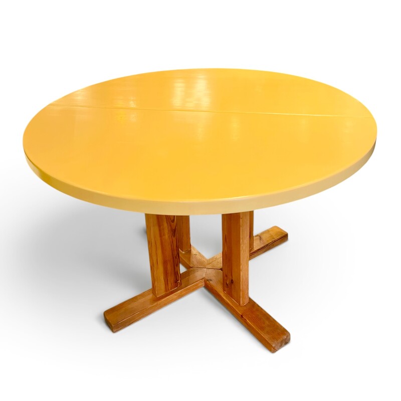 F 989 JD/RC extendable pine dining table, lacquered « safran yellow » top, 1980’s