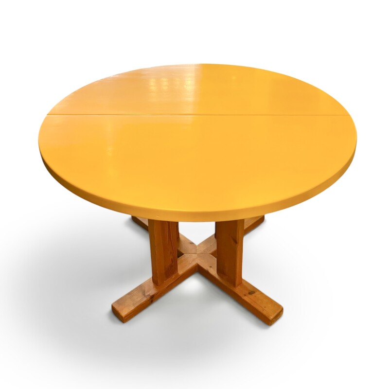 F 989 JD/RC extendable pine dining table, lacquered « safran yellow » top, 1980’s