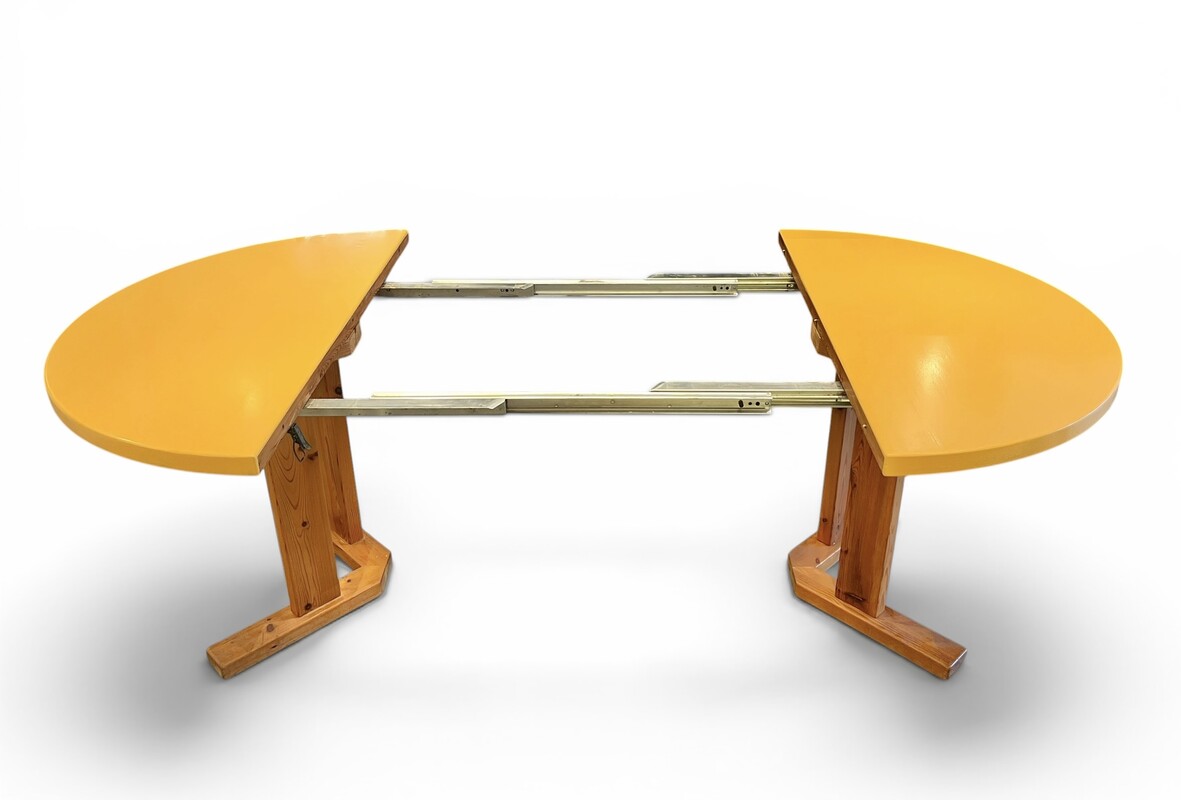 F 989 JD/RC extendable pine dining table, lacquered « safran yellow » top, 1980’s