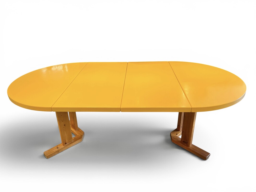 F 989 JD/RC extendable pine dining table, lacquered « safran yellow » top, 1980’s