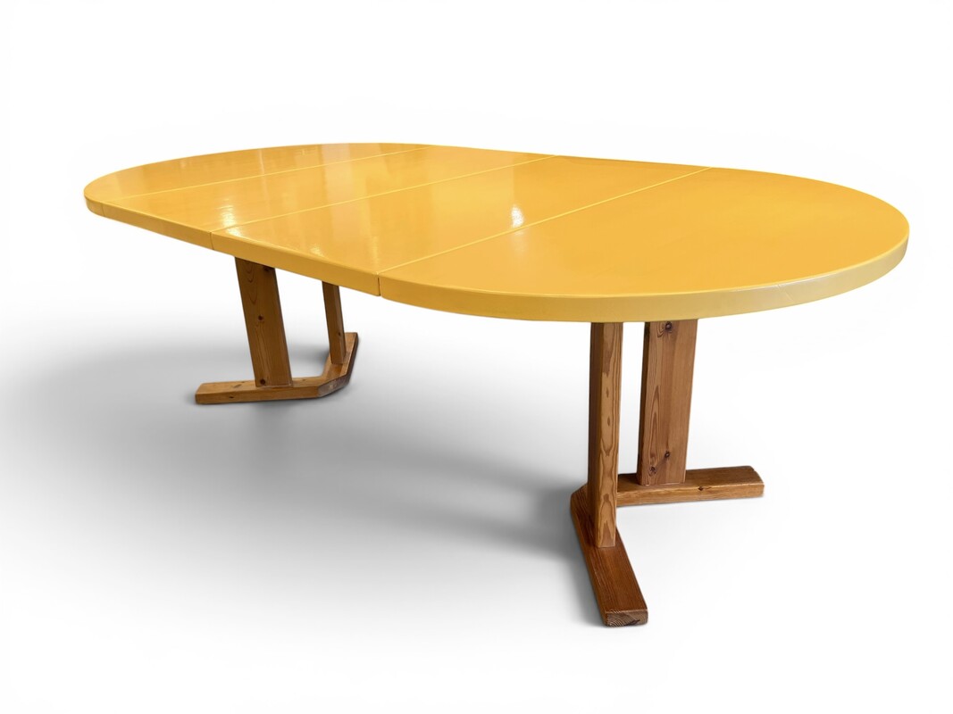 F 989 JD/RC extendable pine dining table, lacquered « safran yellow » top, 1980’s