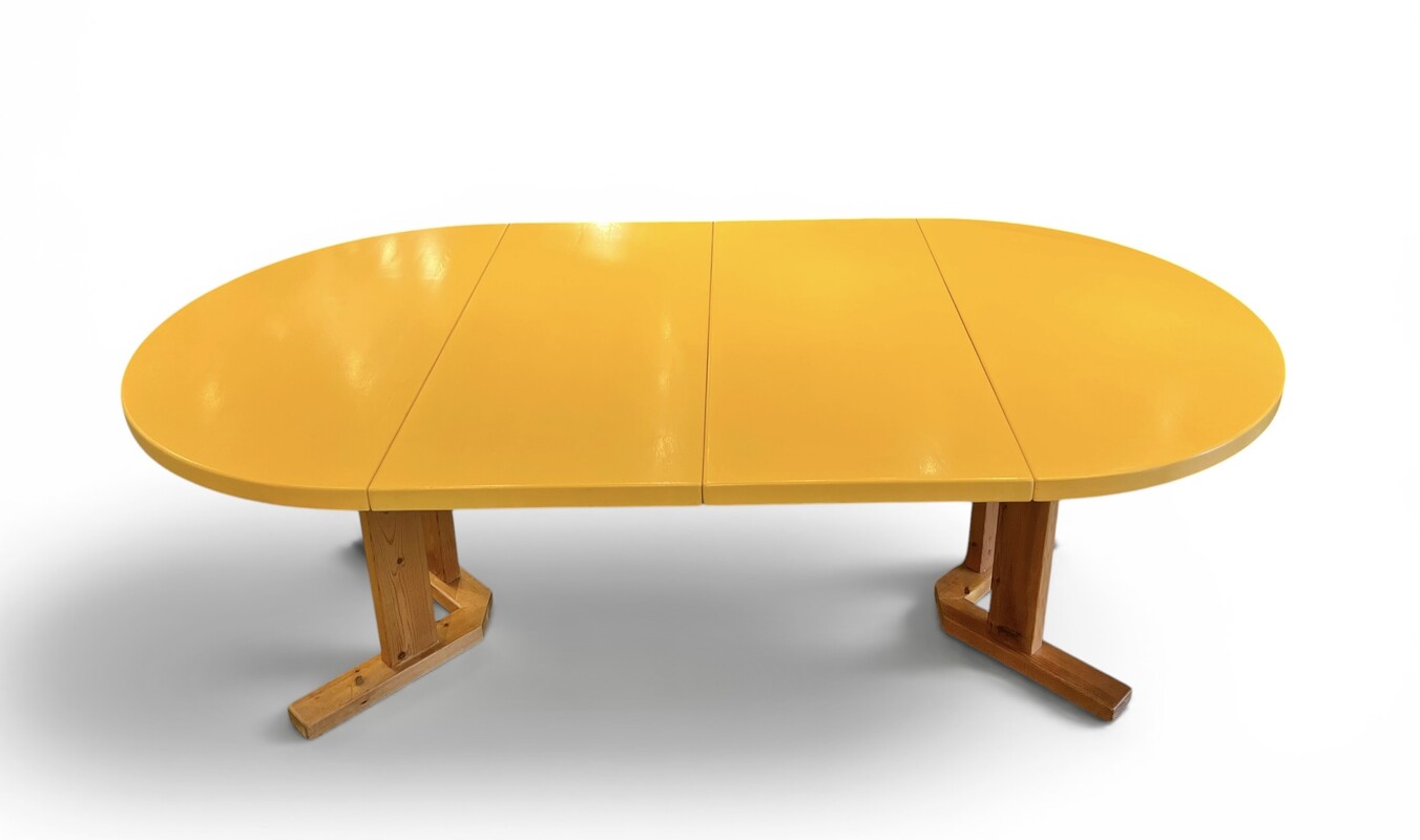 F 989 JD/RC extendable pine dining table, lacquered « safran yellow » top, 1980’s