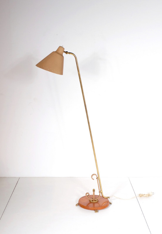L 011 JC floor lamp Italy in brass, metal and wood. 1950