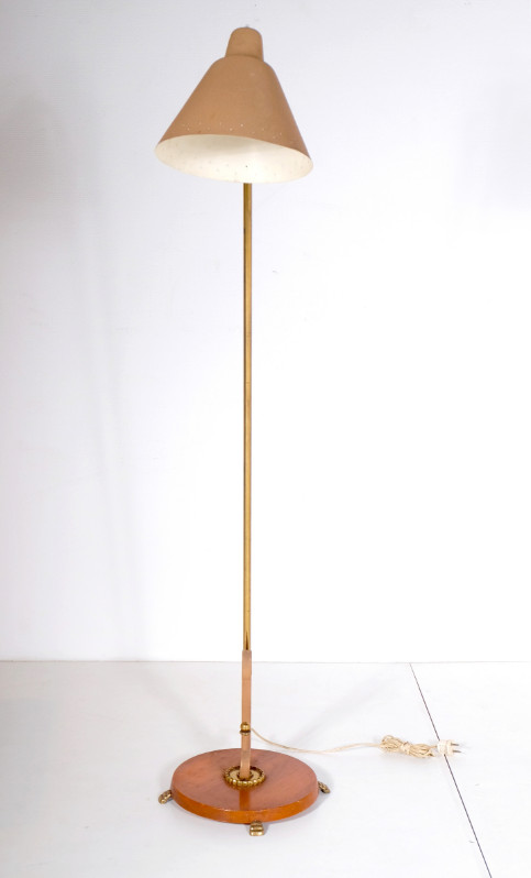 L 011 JC floor lamp Italy in brass, metal and wood. 1950
