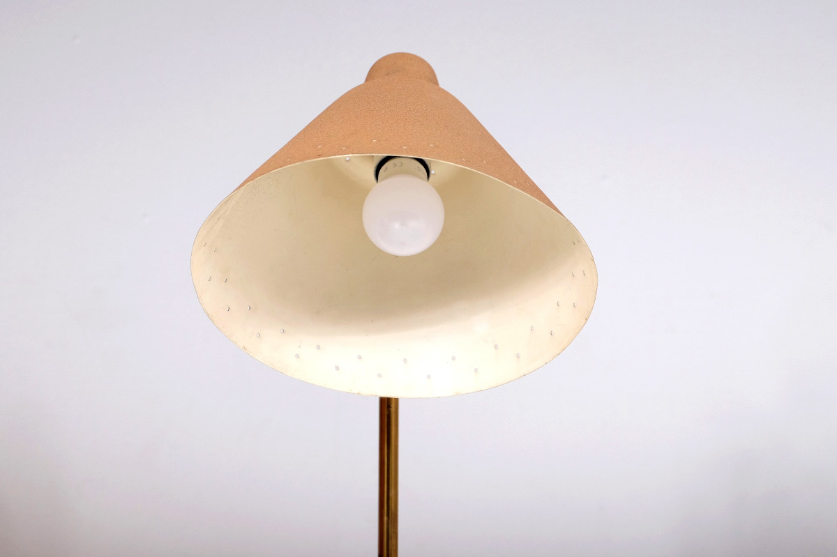 L 011 JC floor lamp Italy in brass, metal and wood. 1950