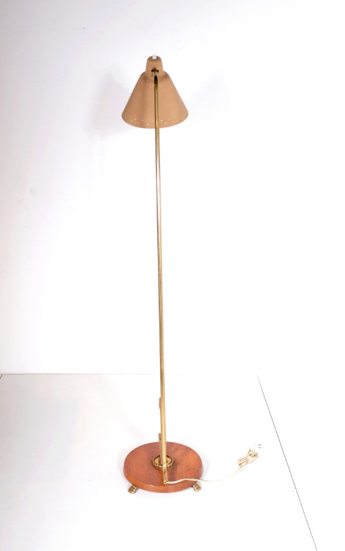 L 011 JC floor lamp Italy in brass, metal and wood. 1950