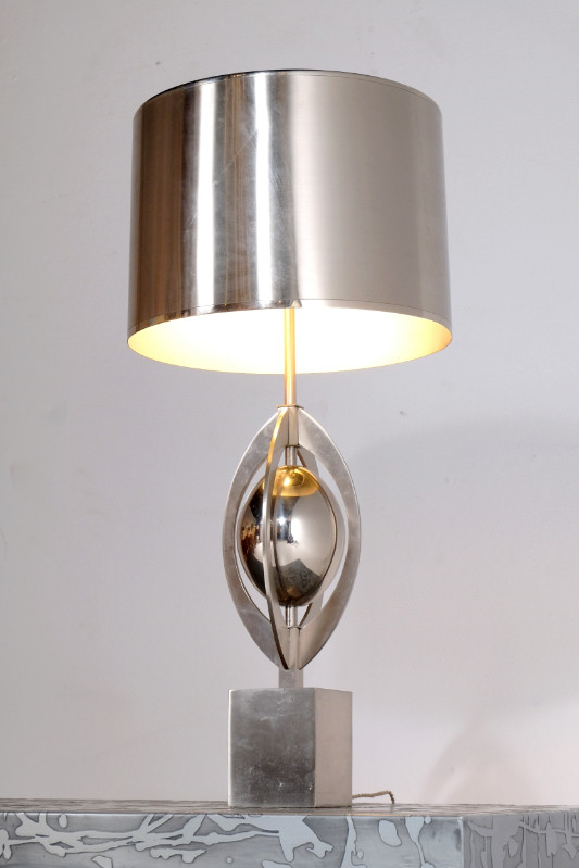L 035 YD Table lamp by maison charles with metal shade, signed. France 1970