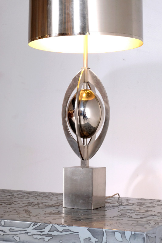 L 035 YD Table lamp by maison charles with metal shade, signed. France 1970