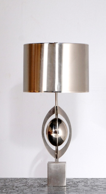 L 035 YD Table lamp by maison charles with metal shade, signed. France 1970