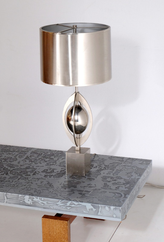 L 035 YD Table lamp by maison charles with metal shade, signed. France 1970