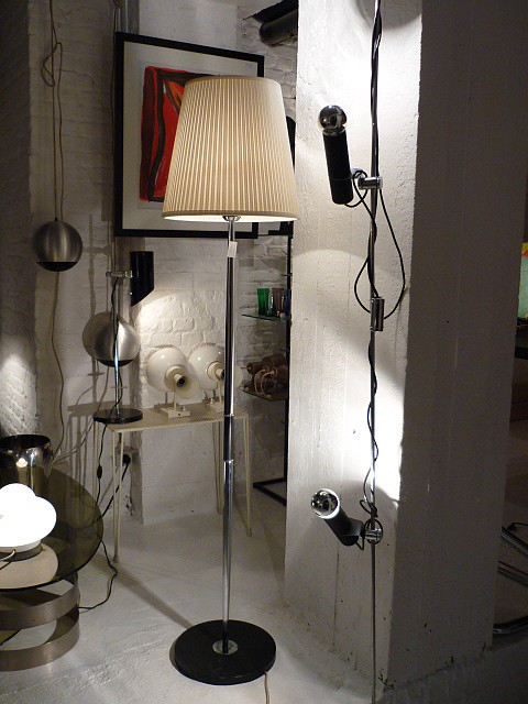 L 690 JC lampadaire pied chrome et laque noire