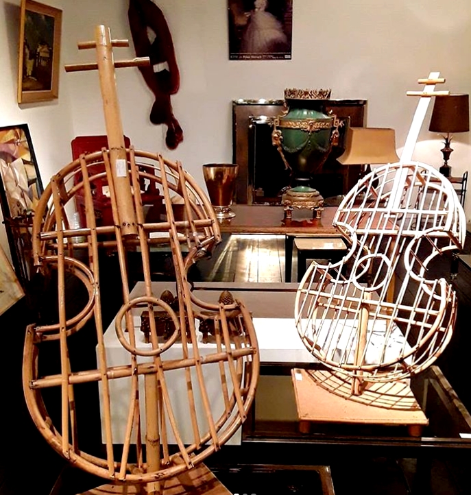 M 208 FD Pair of wicker double basses Ca 1950
