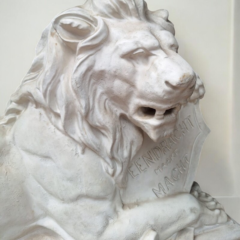 M 332 APO « Lion couché » plaster sculpture by Sylvain Paulus for Delhaize 