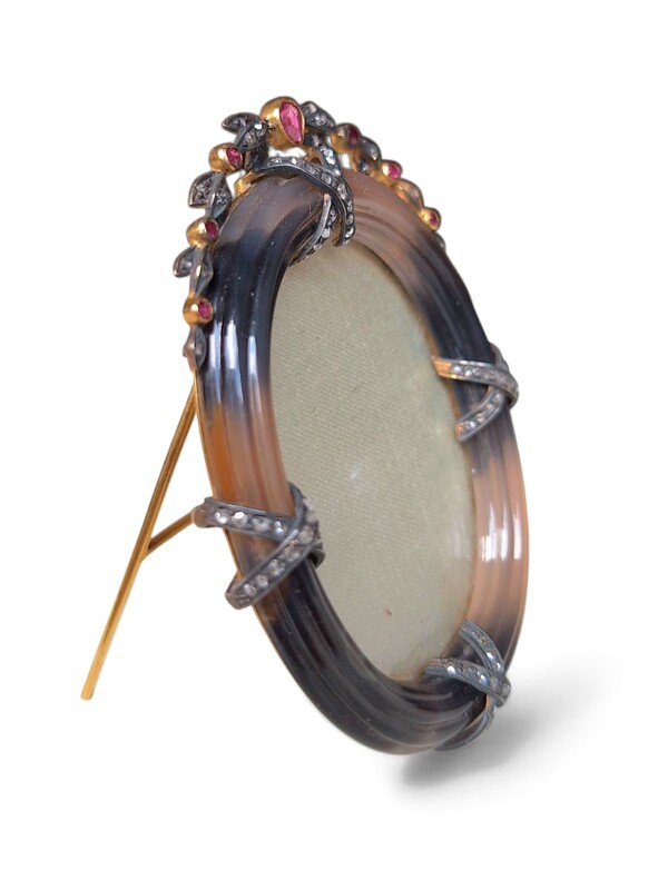 M 440 APO agate and vermeil photo frame, 19th century 