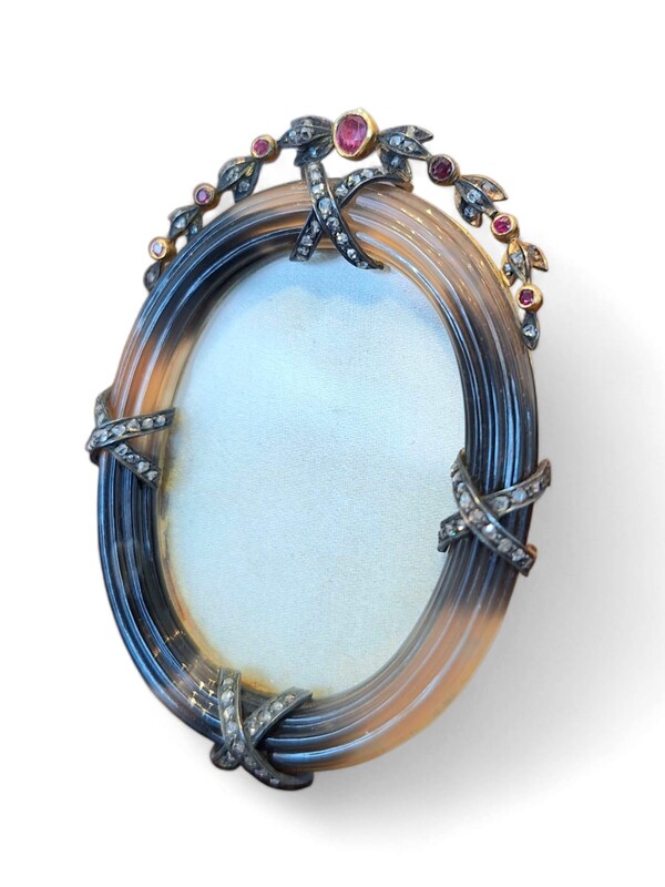 M 440 APO agate and vermeil photo frame, 19th century 