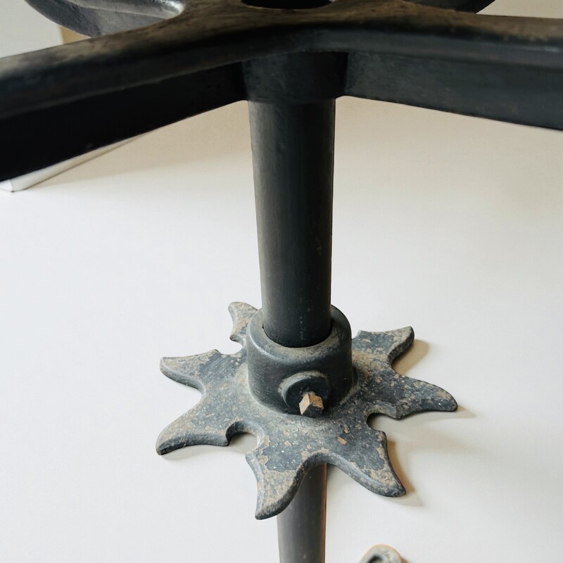 M 476 AG pair of workshop stools in cast iron XIX century 