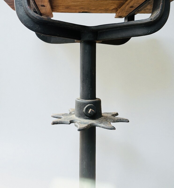 M 476 AG pair of workshop stools in cast iron XIX century 