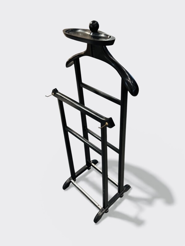 M 496 AG black wood valet circa’s 1940