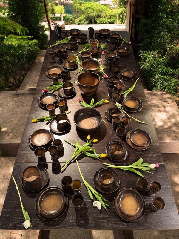 M 508 AV rare service pour 12 personnes en ceramique de vallauris par Jean Marais, signé, 89 pièces,