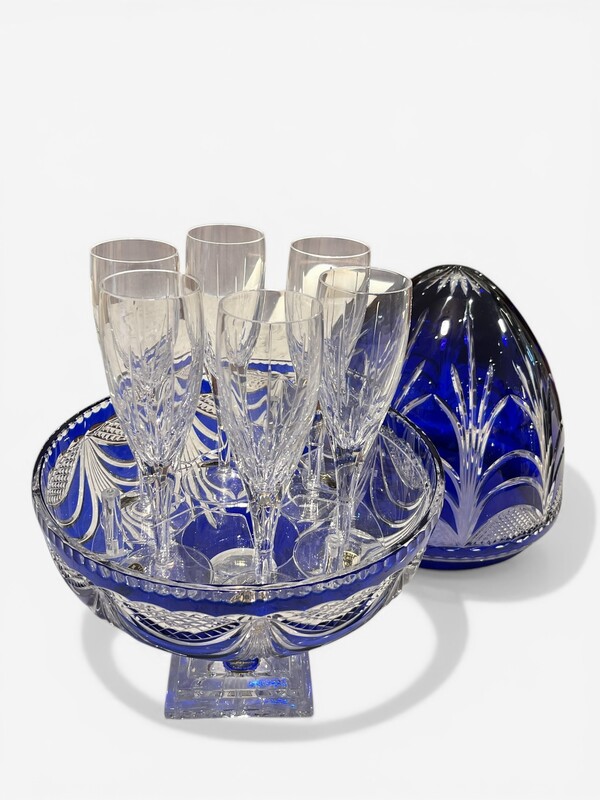 M 522 APO champagne set composed by an blue crystal egg with 6 clear crystal glasses, Cristal de Lorraine 