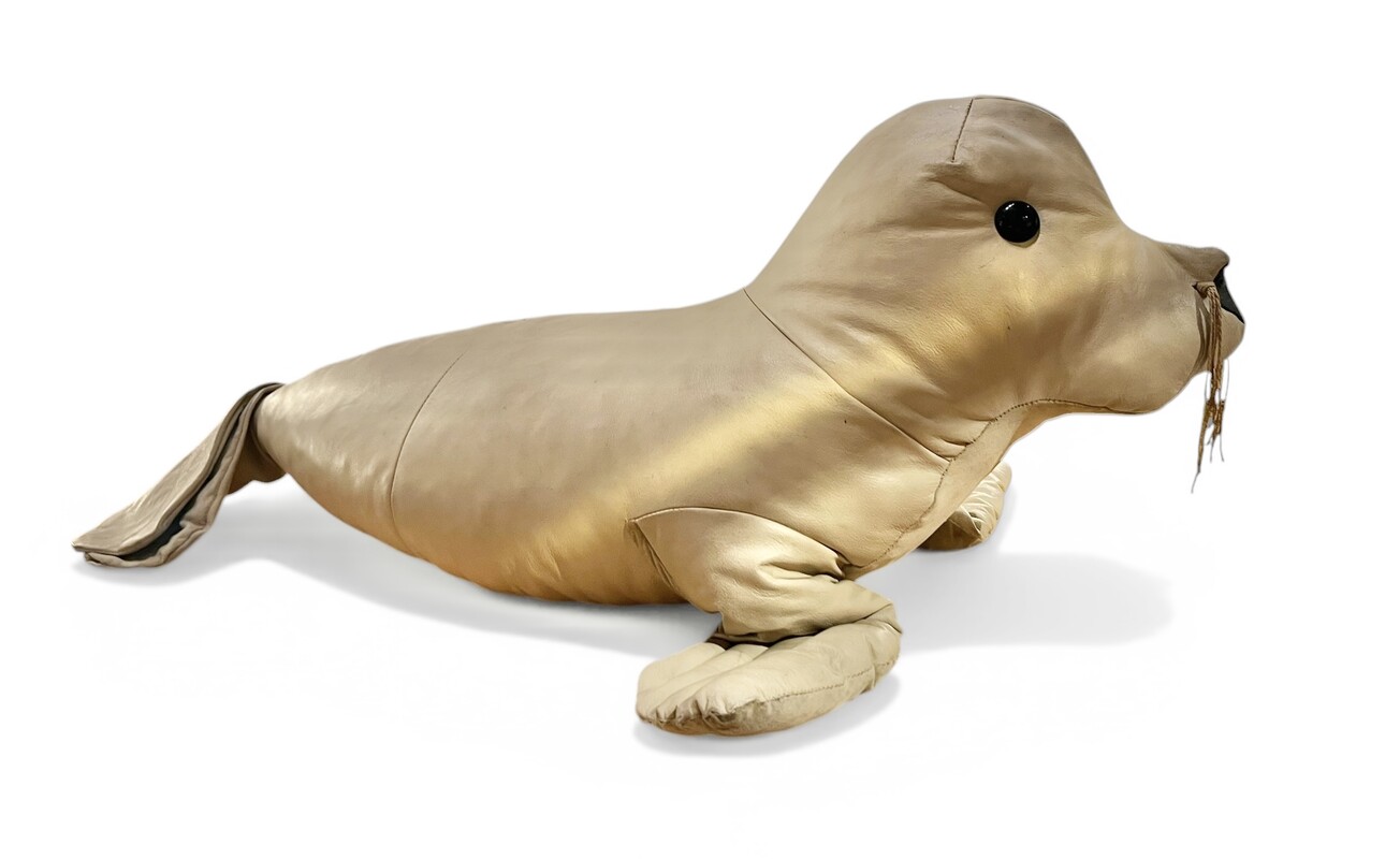 M 524 RD Vintage Leather Seal, 1970s