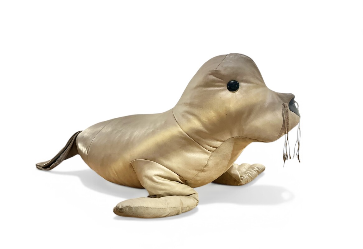 M 524 RD Vintage Leather Seal, 1970s