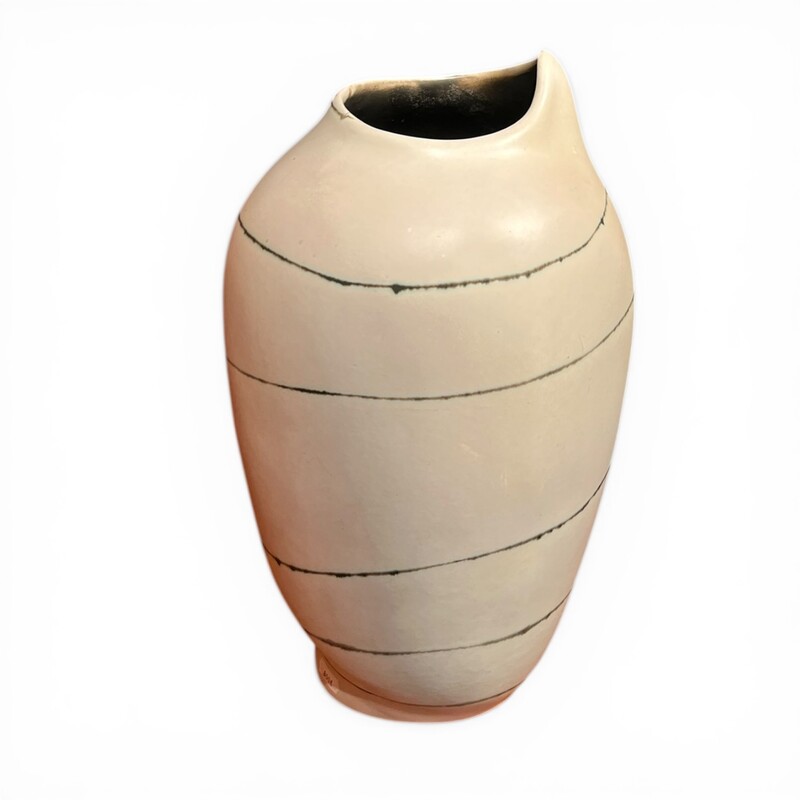 M 529 FL organic form ceramic vase 
