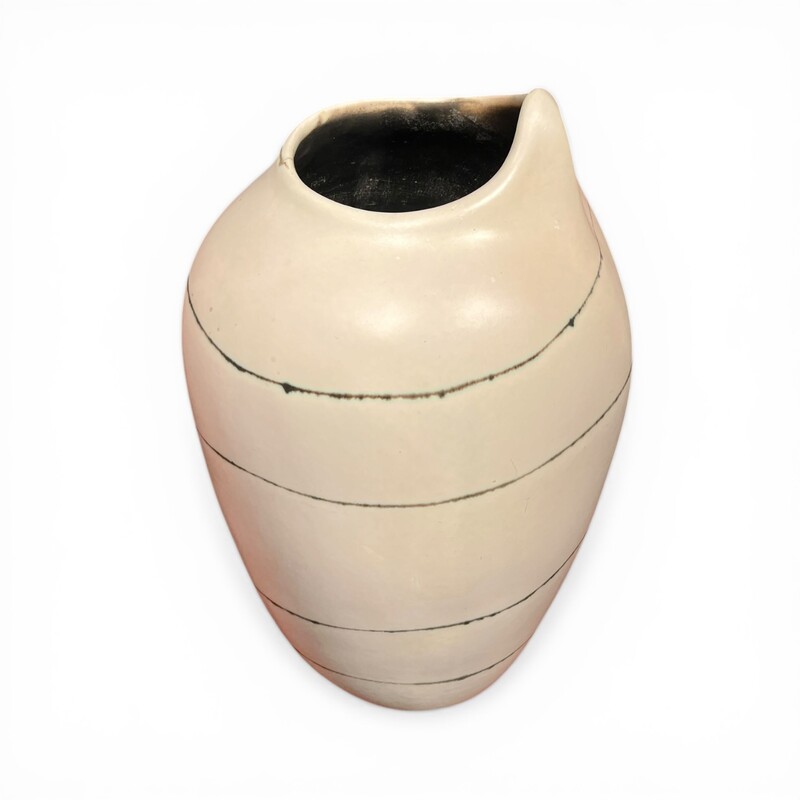 M 529 FL organic form ceramic vase 