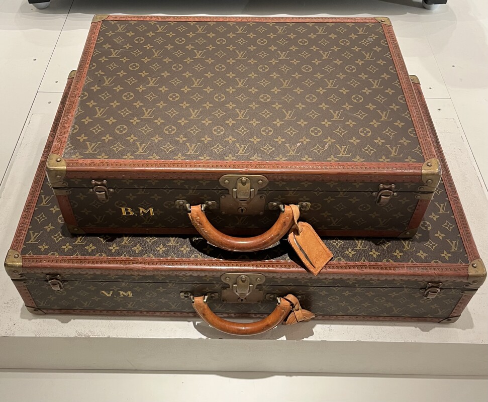 M 999 AV set of 2 Louis Vuitton valises 