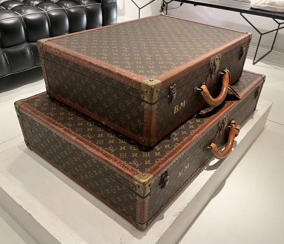 M 999 AV set of 2 Louis Vuitton valises 