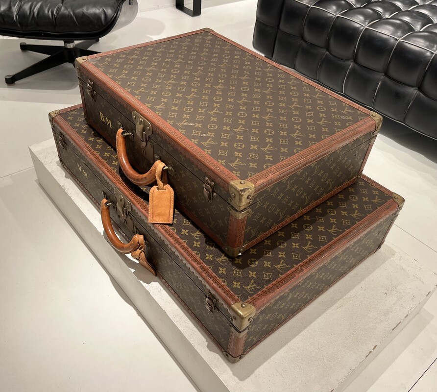 M 999 AV set of 2 Louis Vuitton valises 