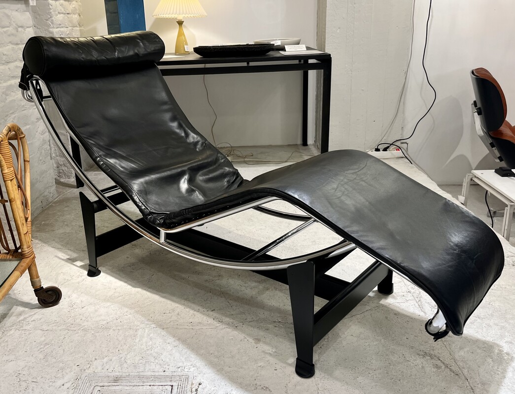 S 087 JB LC4 Chaise-Longue 1980-90s Cassina - Nr. 50238 Design in 1928 by Le Corbusier, Pierre Jeanneret & Charlotte Perriand Accompanied by the Cassina Authenticity Certificate