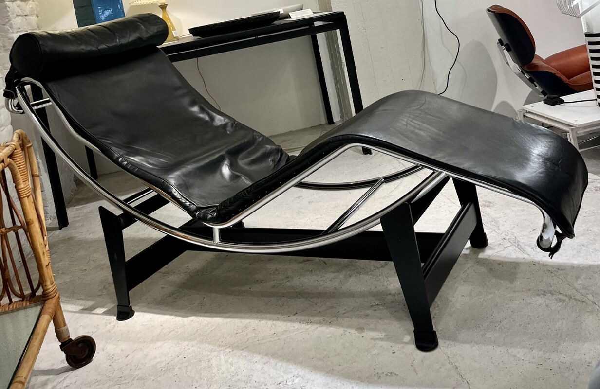 S 087 JB LC4 Chaise-Longue 1980-90s Cassina - Nr. 50238 Design in 1928 by Le Corbusier, Pierre Jeanneret & Charlotte Perriand Accompanied by the Cassina Authenticity Certificate