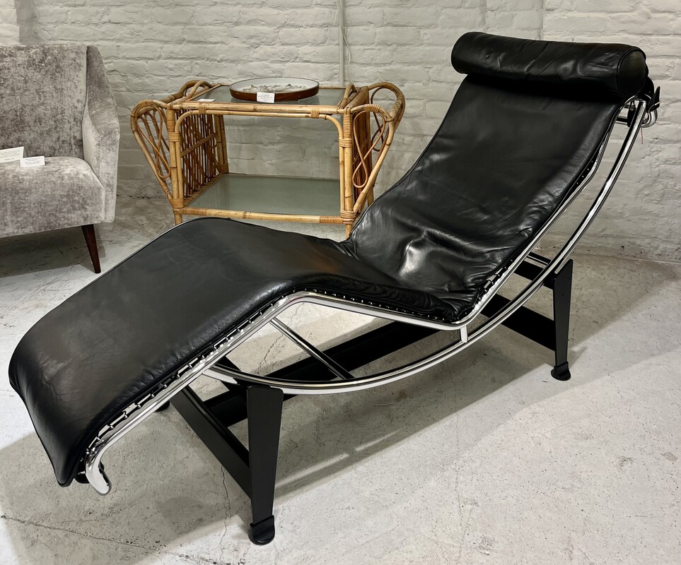S 087 JB LC4 Chaise-Longue 1980-90s Cassina - Nr. 50238 Design in 1928 by Le Corbusier, Pierre Jeanneret & Charlotte Perriand Accompanied by the Cassina Authenticity Certificate