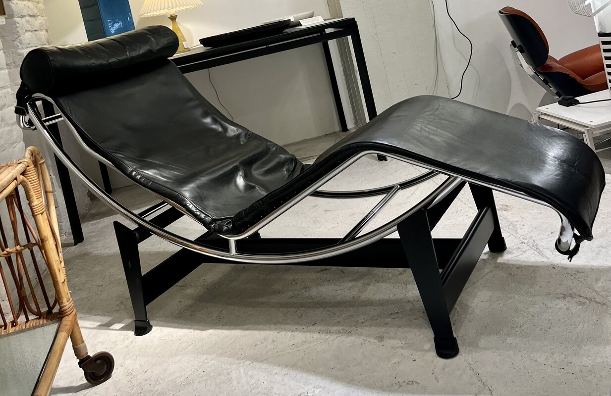 S 087 JB LC4 Chaise-Longue 1980-90s Cassina - Nr. 50238 Design in 1928 by Le Corbusier, Pierre Jeanneret & Charlotte Perriand Accompanied by the Cassina Authenticity Certificate