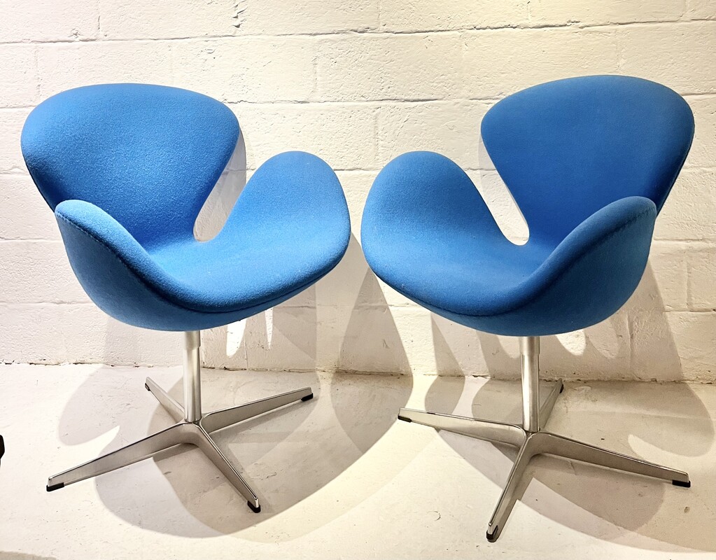 S 163 TH pair of blue Fritz Hansen « Swan » armchairs, 2000’s edition