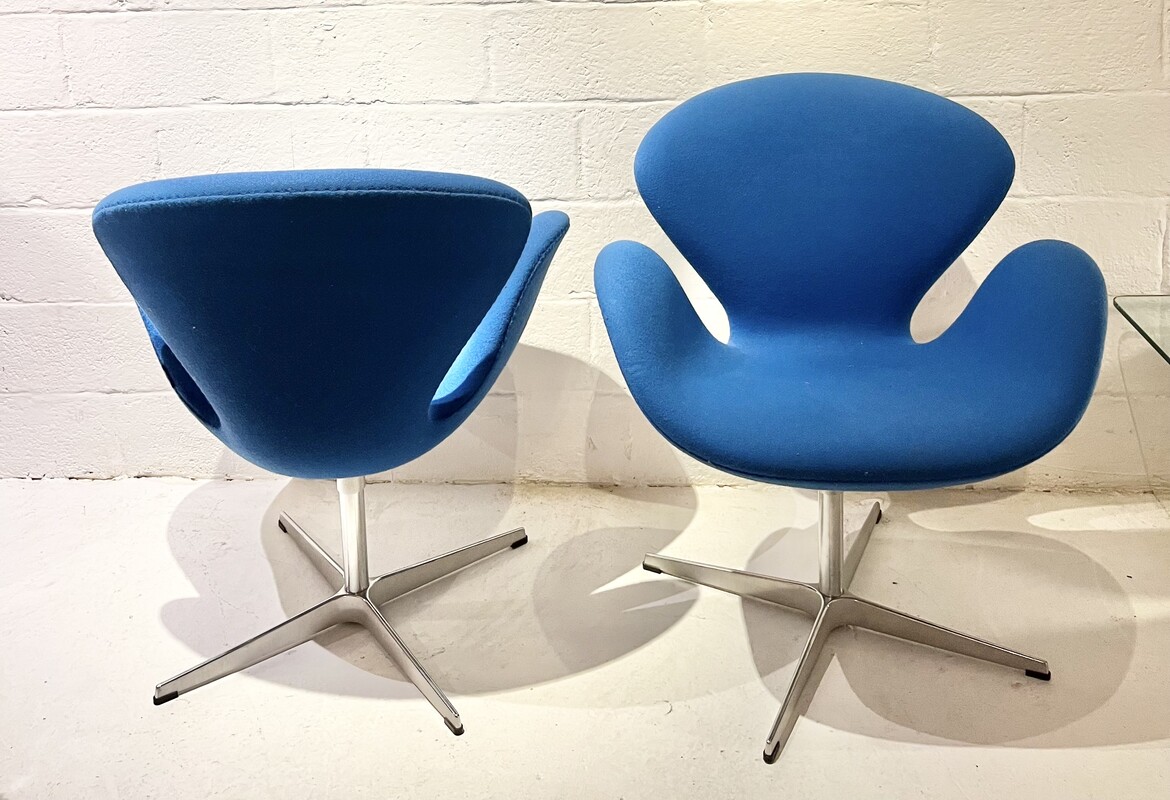 S 163 TH pair of blue Fritz Hansen « Swan » armchairs, 2000’s edition