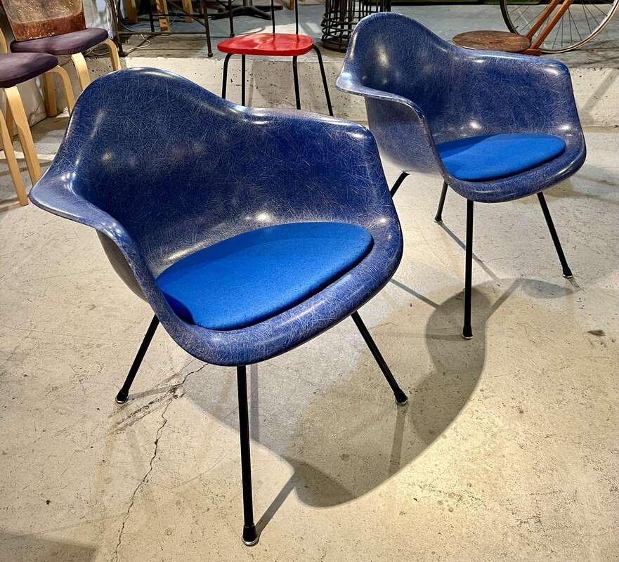 S 167 DAN pair of blue Eames chairs, Herman Miller Edition, 1974