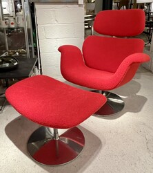 S 183 JB Tulip Chair + Ottoman Design Pierre Paulin Artifort, The Netherlands Newly recoverd with italian Red Bouclé fabric in wool & cotton