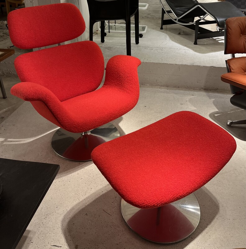 S 183 JB Tulip Chair + Ottoman Design Pierre Paulin Artifort, The Netherlands Newly recoverd with italian Red Bouclé fabric in wool & cotton