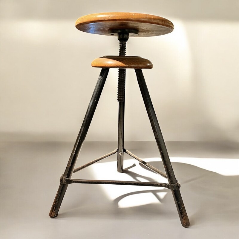 S 305 DAN High adjustable artist stool 