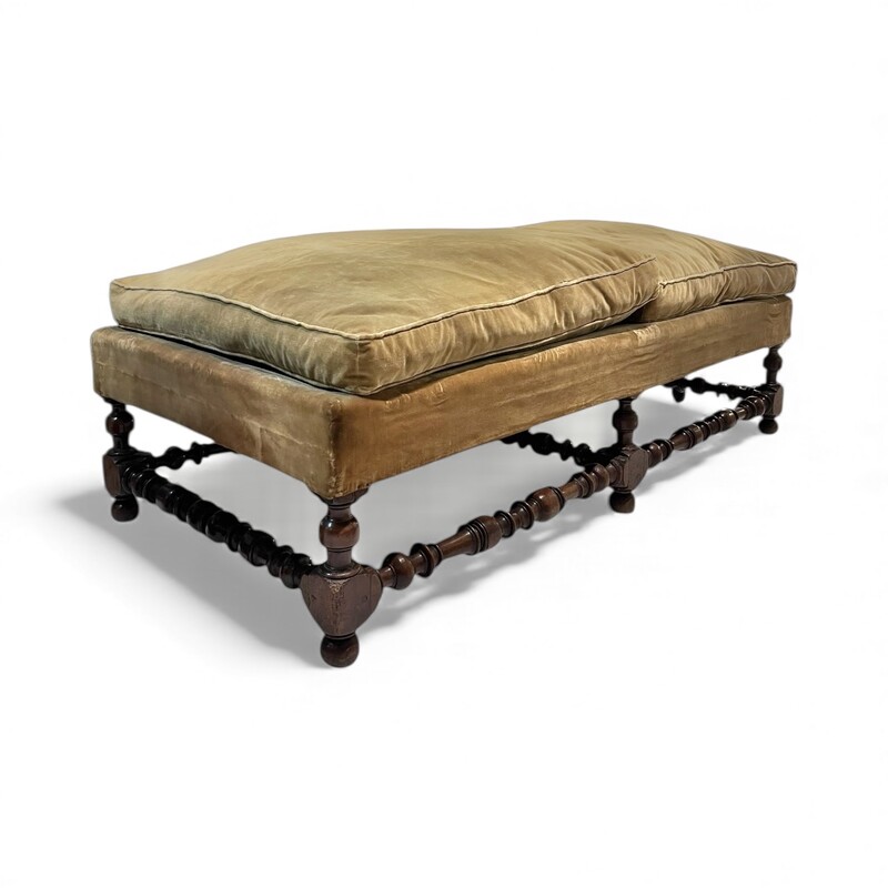 S 386 RD Louis XIII walnut and velvet bench 