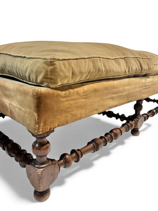 S 386 RD Louis XIII walnut and velvet bench 